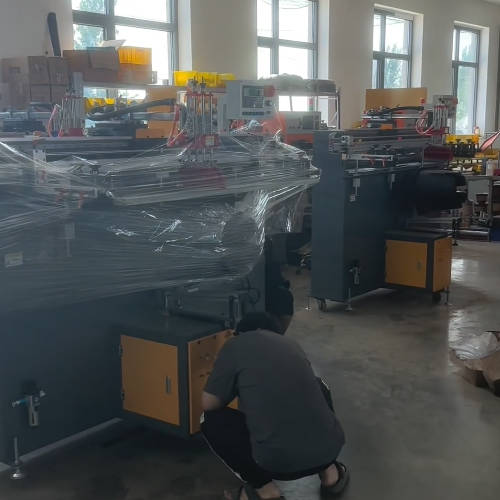 The all-new upgraded 4th generation: full-automatic printing machine for gallon pots and screen printing machine for blueberry buckets. Debugging has been completed for the flower pot boss, and another batch can be transported in one truck 🚗. Also available: full-automatic screen printing machine for gallon pots, and white-coating machine for blueberry buckets. #Kangrong Printing Machinery